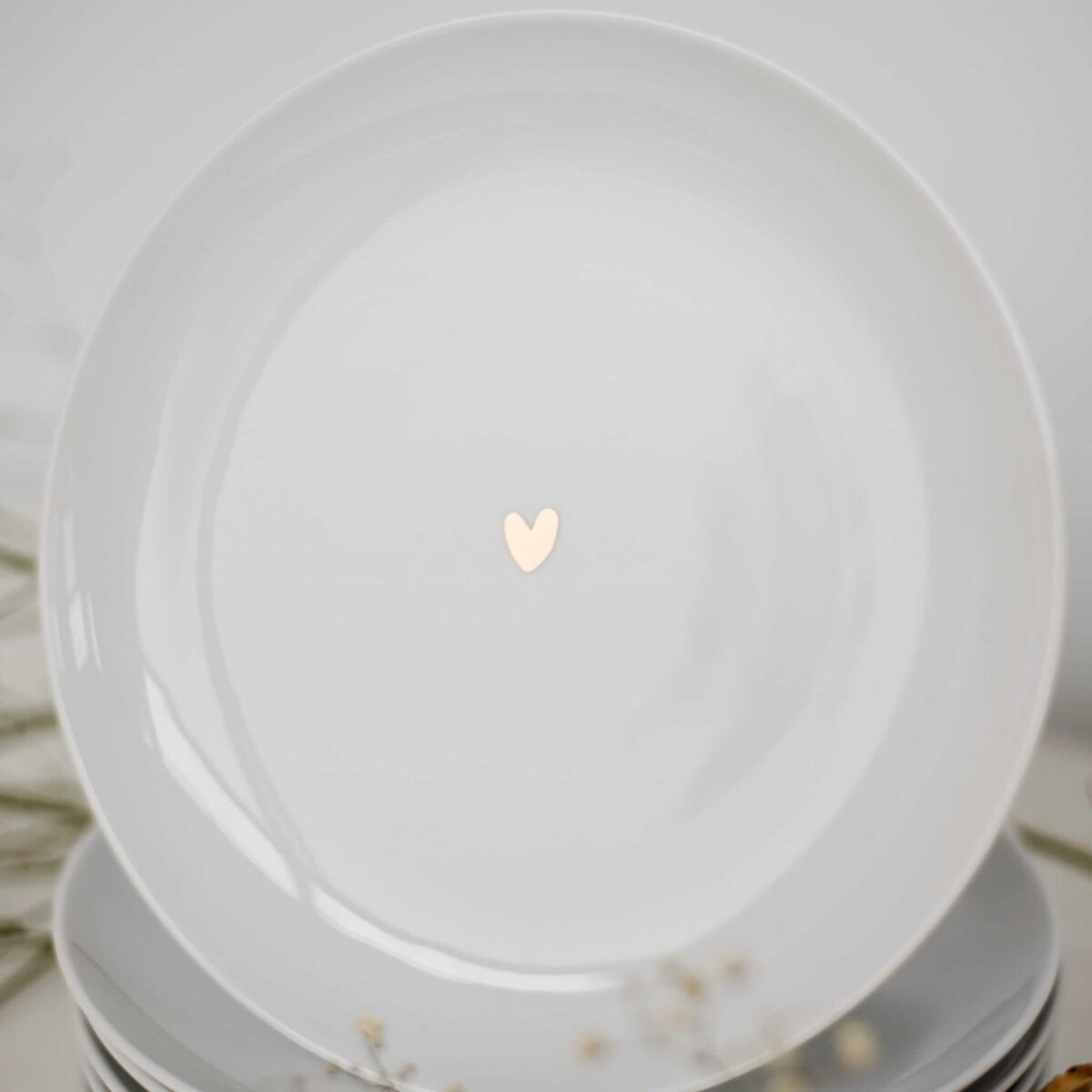 Biały talerz porcelanowy obiadowy 24 cm - motyw złotego serca dla bliskiej osoby na parapetówkę