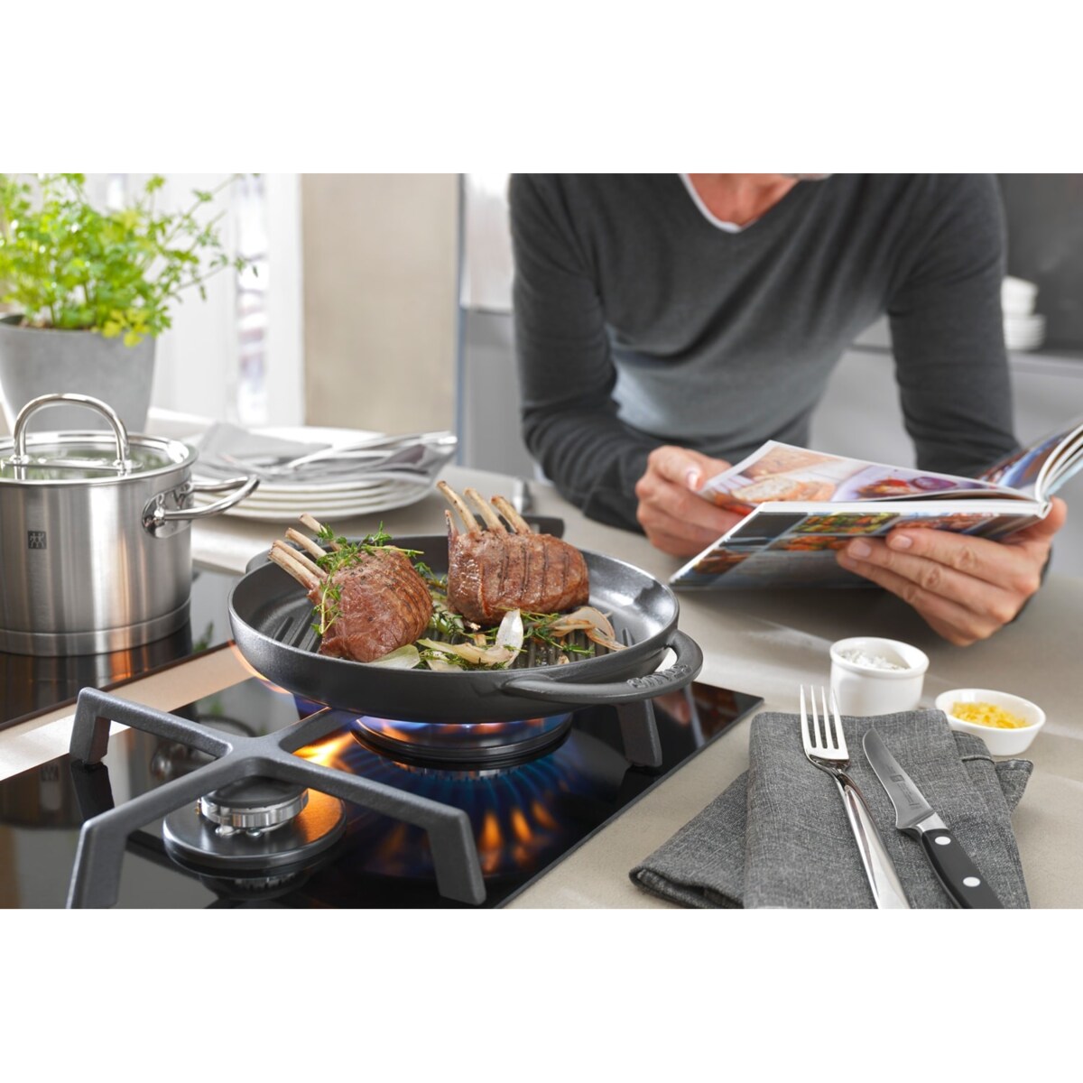 Okrągła patelnia żeliwna grillowa Staub z dwoma uchwytami - 22 cm, Grafitowy