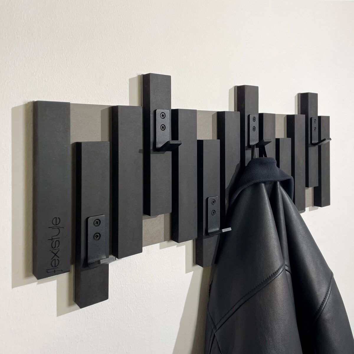 Czarny wieszak ścienny na ubrania Lamele Mini 60cm