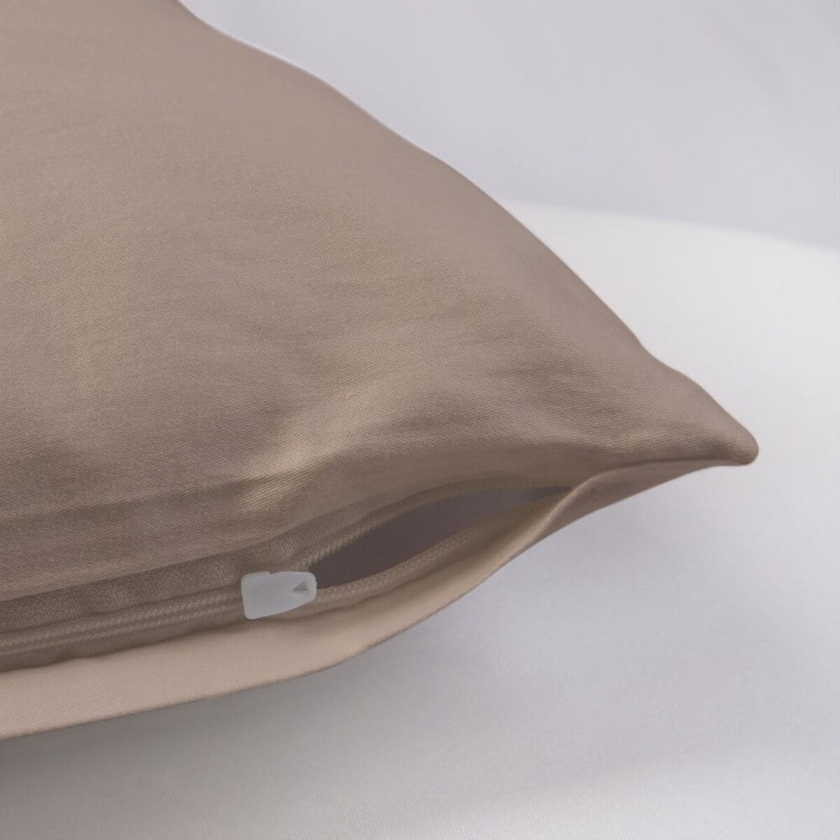 Poszewka satynowa 50x70 kolor Ciemny Beż