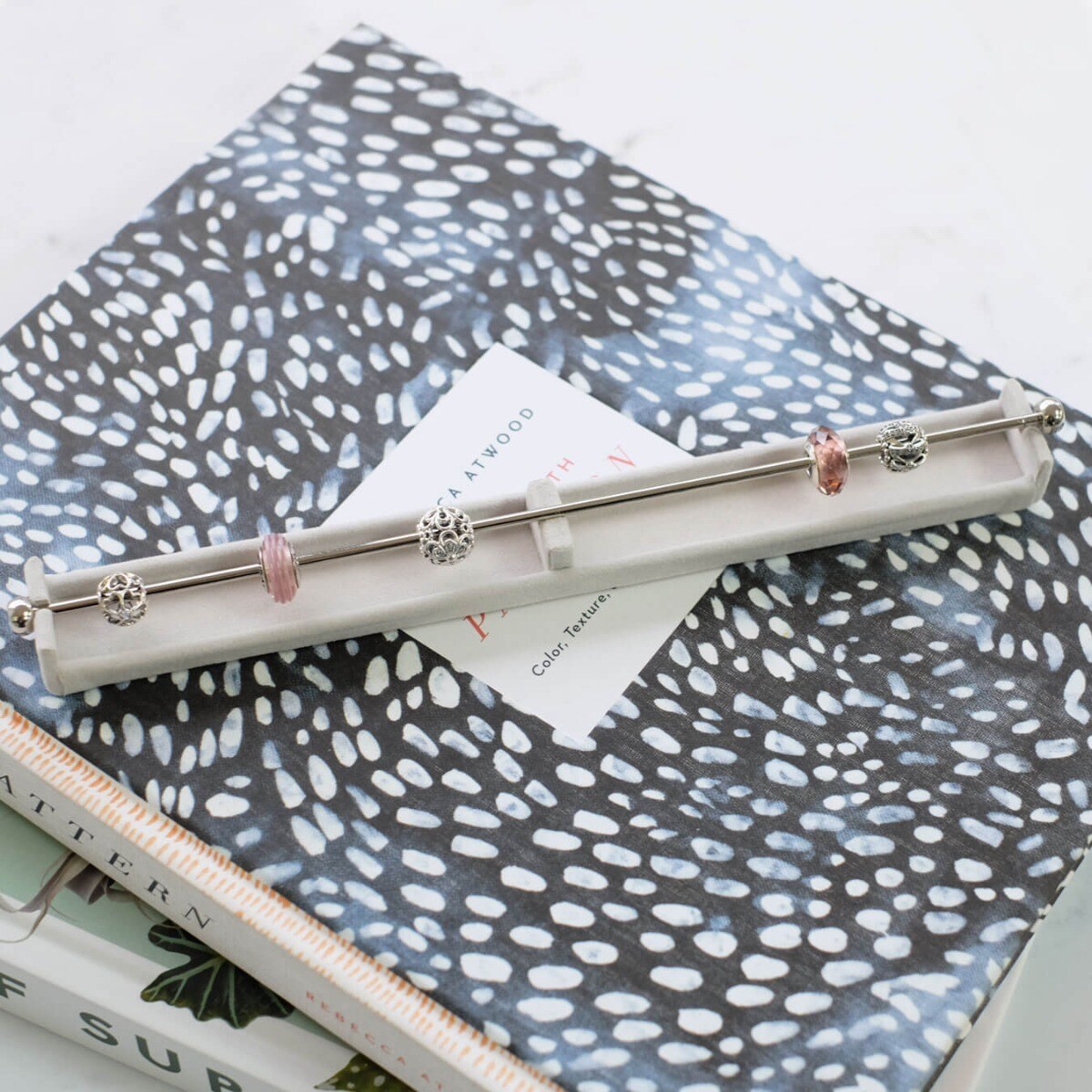 Stojak na charmsy Stackers podwójny jasnoszary velvet