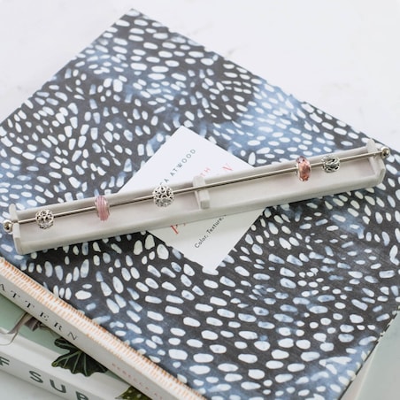 Stojak na charmsy Stackers podwójny jasnoszary velvet