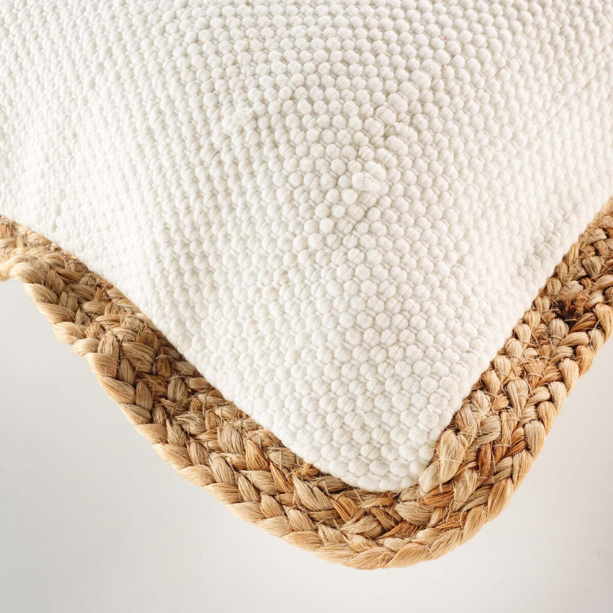 Poduszka dekoracyjna z jutową lamówką, 45 x 45 cm