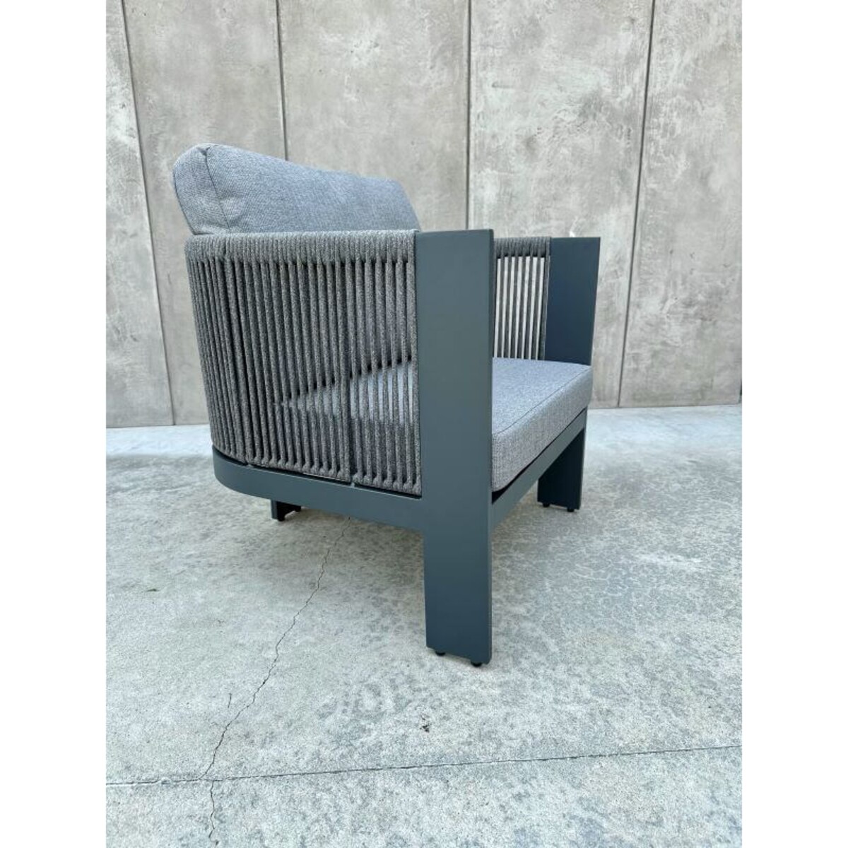 ALUMINIOWY FOTEL LEONE W KOLORZE SZARYM