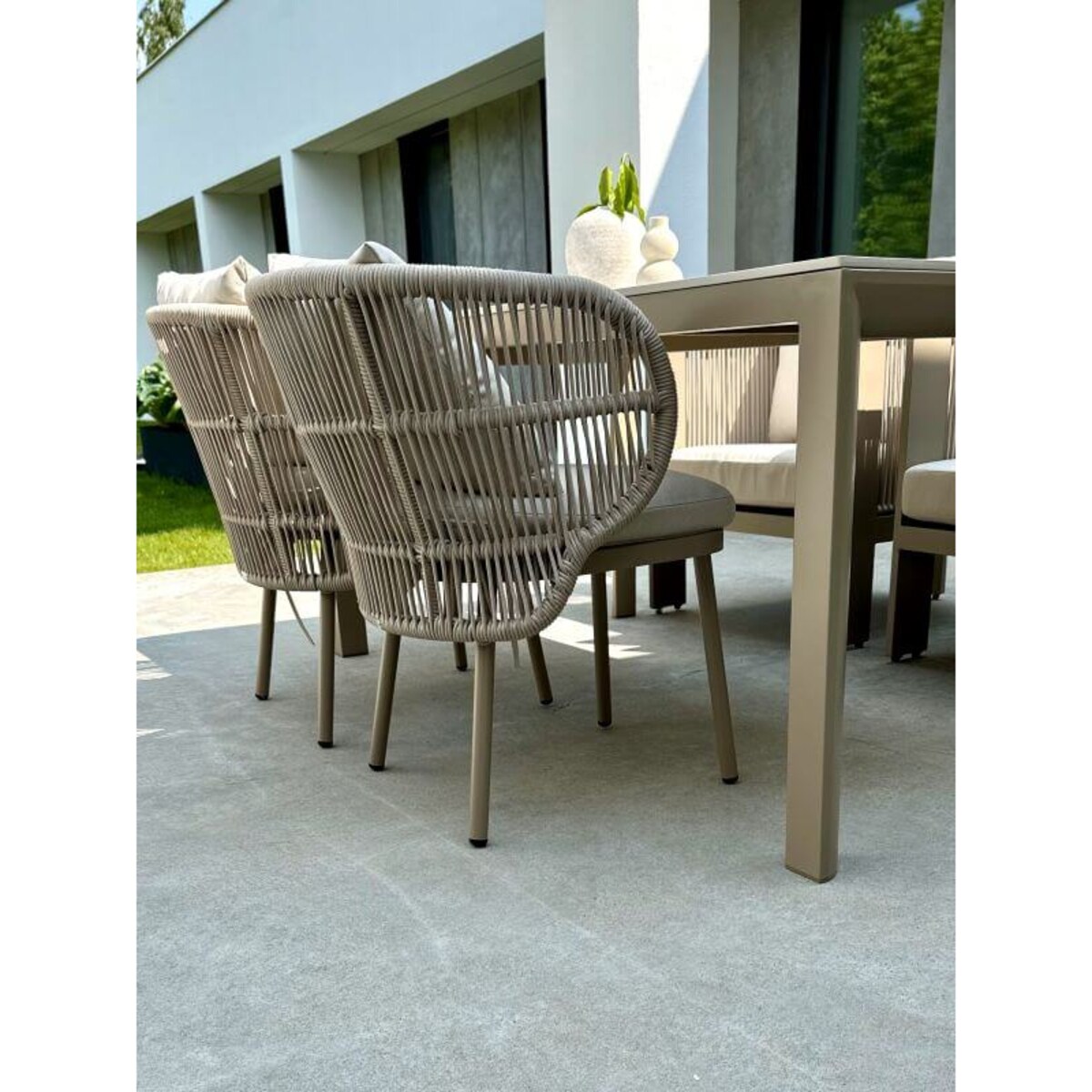 ALUMINIOWY STÓŁ AZZURA W KOLORZE SZAMPAŃSKIM