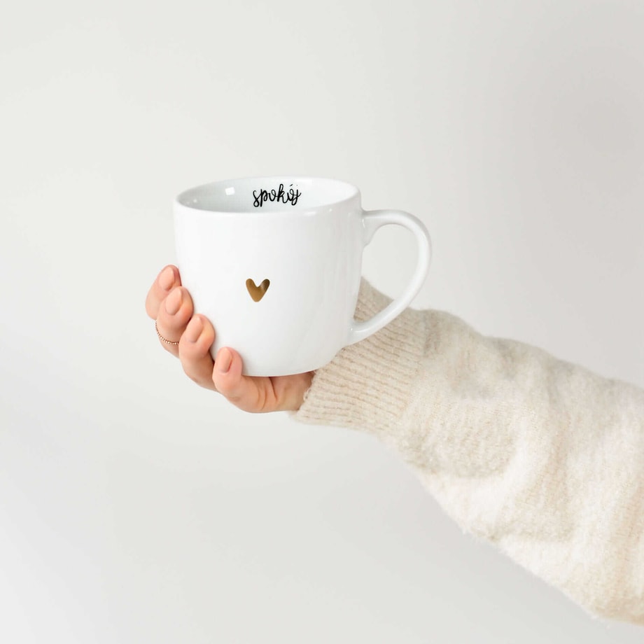 Biały kubek porcelanowy 300 ml - motyw złotego serca z napisem Spokój dla bliskiej osoby na każdą okazję