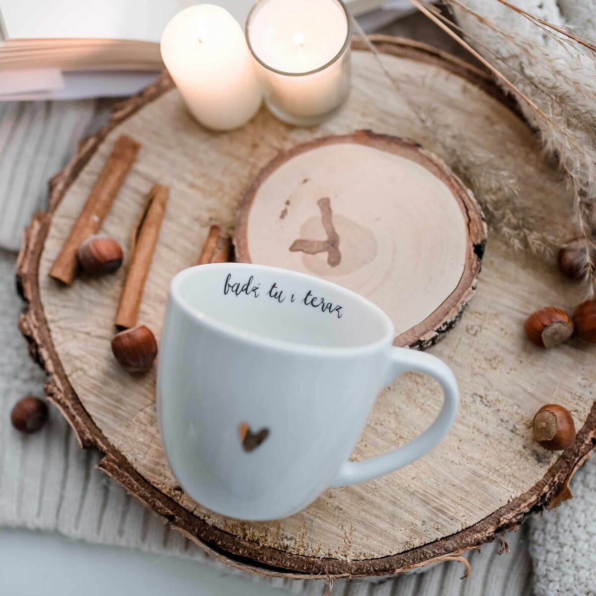 Biały kubek porcelanowy 300 ml - napis bądź tu i teraz ze złotym sercem dla miłośników uważności na urodziny