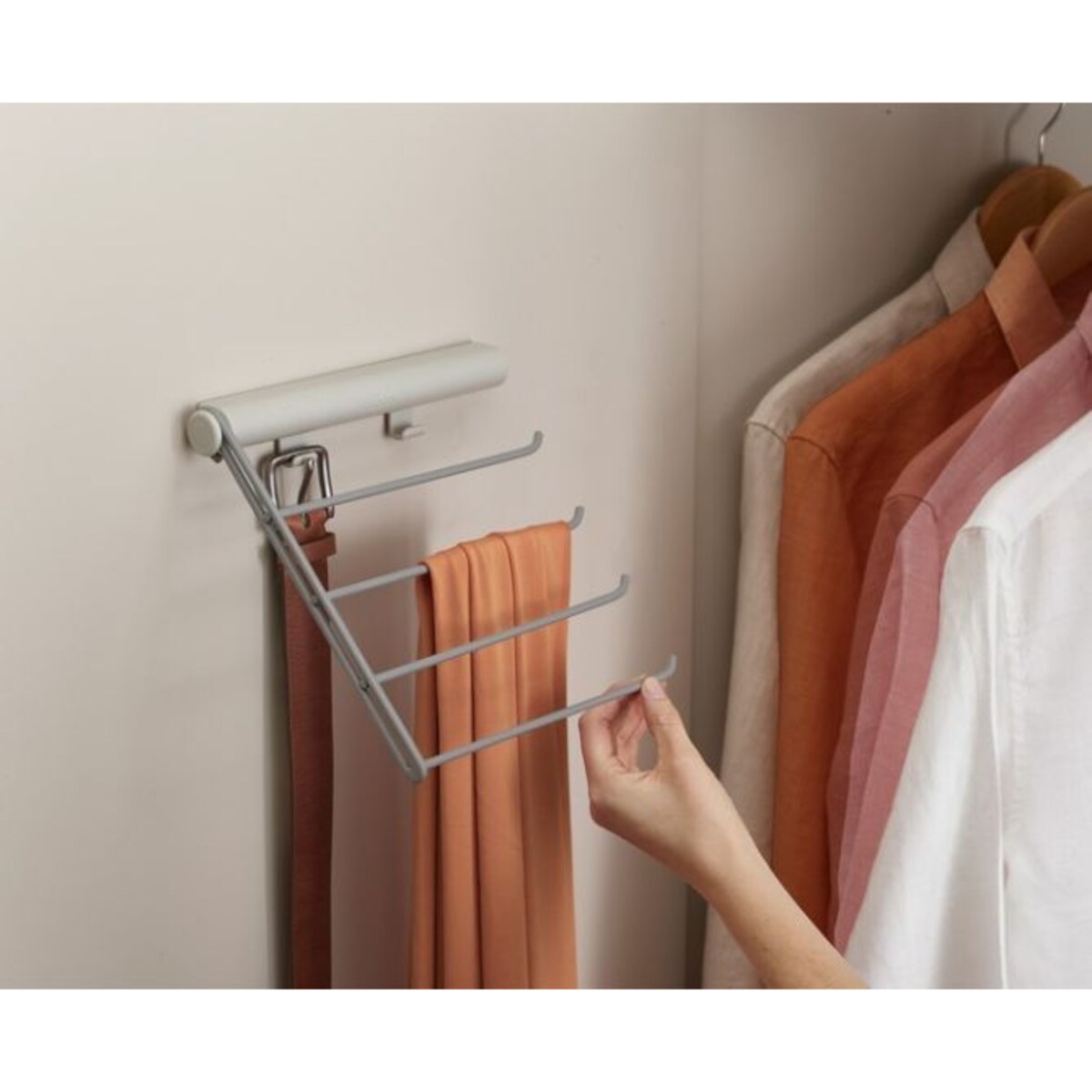 Wieszak na akcesoria i paski Orderly Joseph Joseph