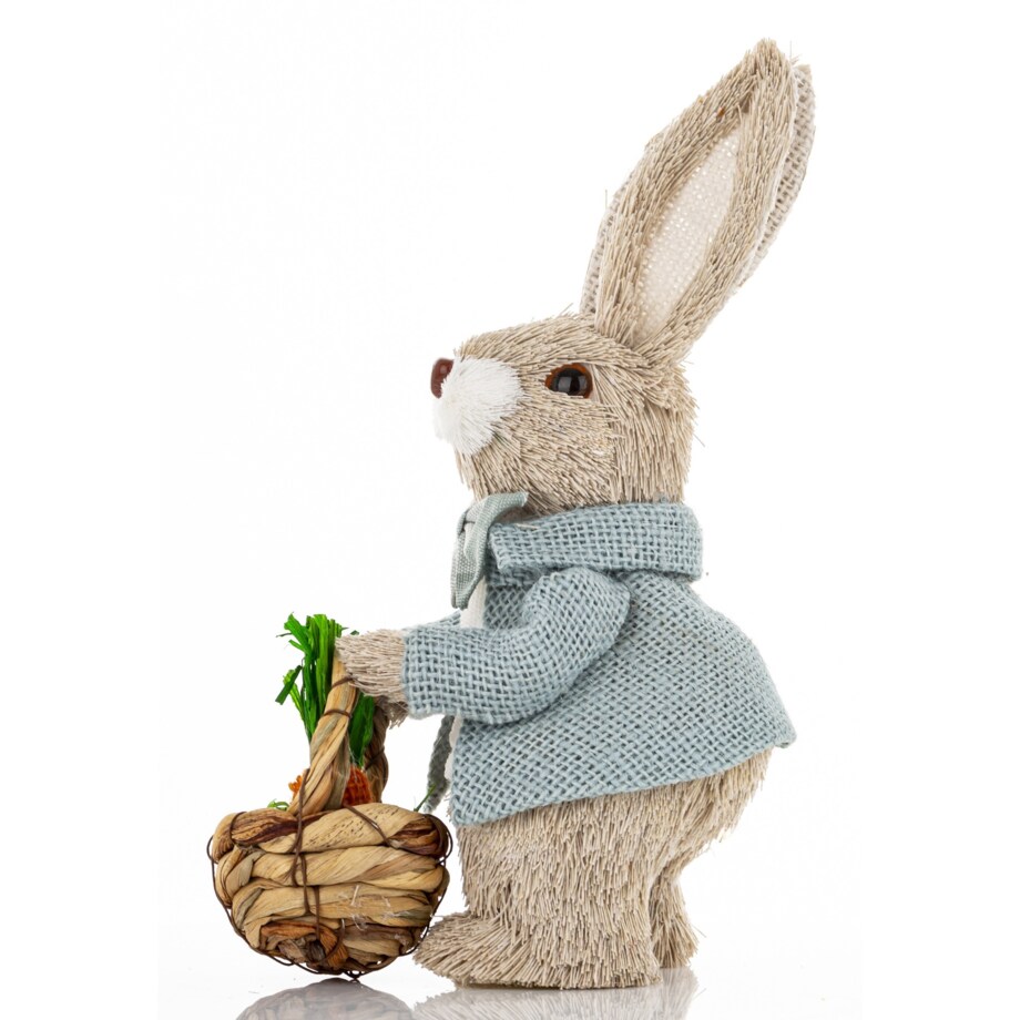 Dekoracja - króliczek z koszykiem marchewek 23,5x10x13 cm w niebieskim kubraczku