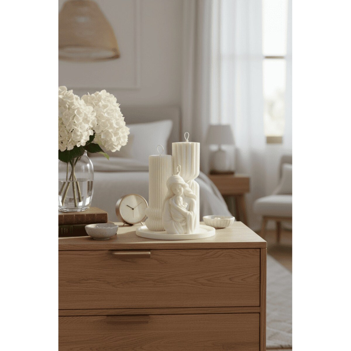 Zestaw świec sojowych Maryja z Dzieciątkiem na dekoracyjnej tacy – subtelny prezent z torbą prezentową GRATIS
