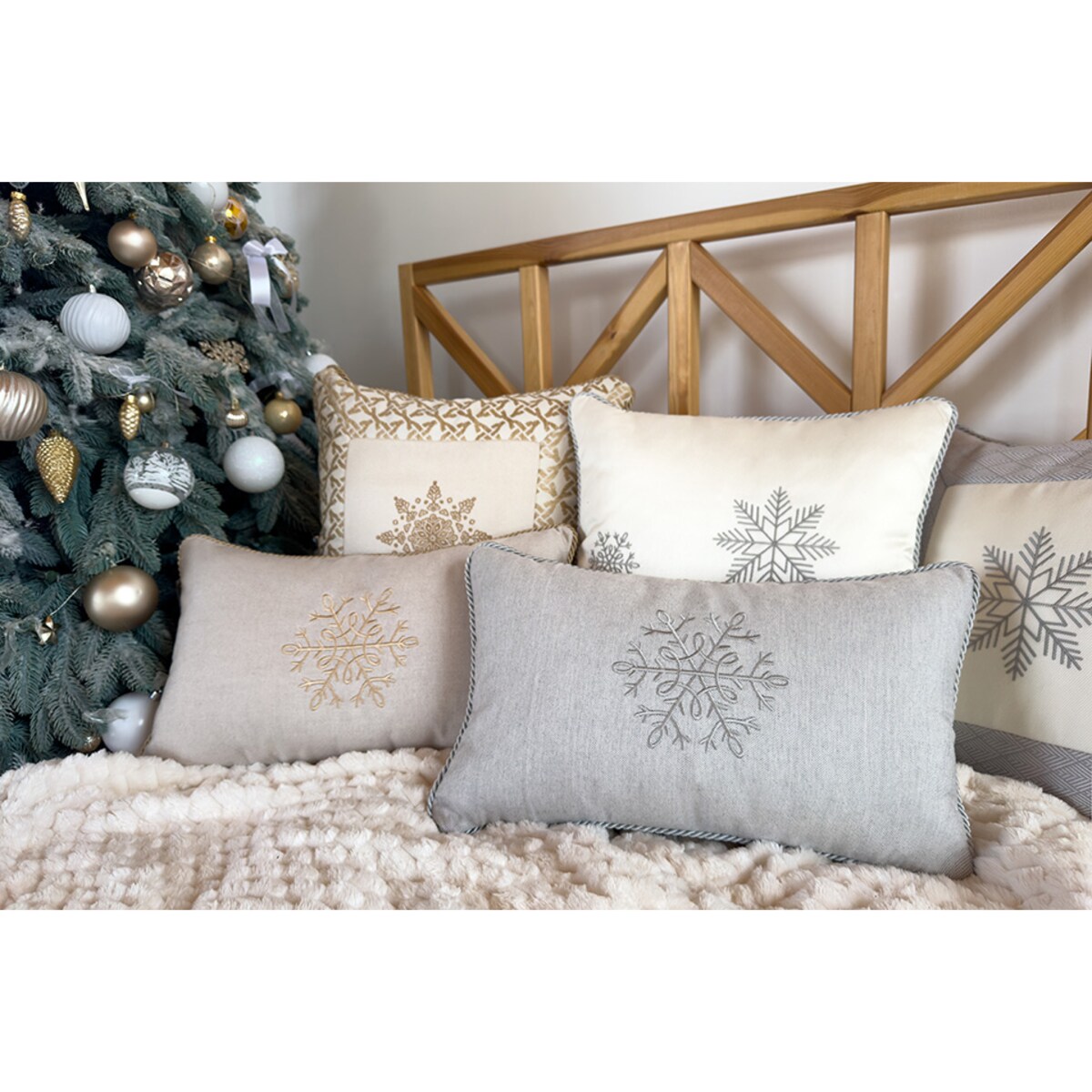 Złota poduszka zimowa Snowflake III