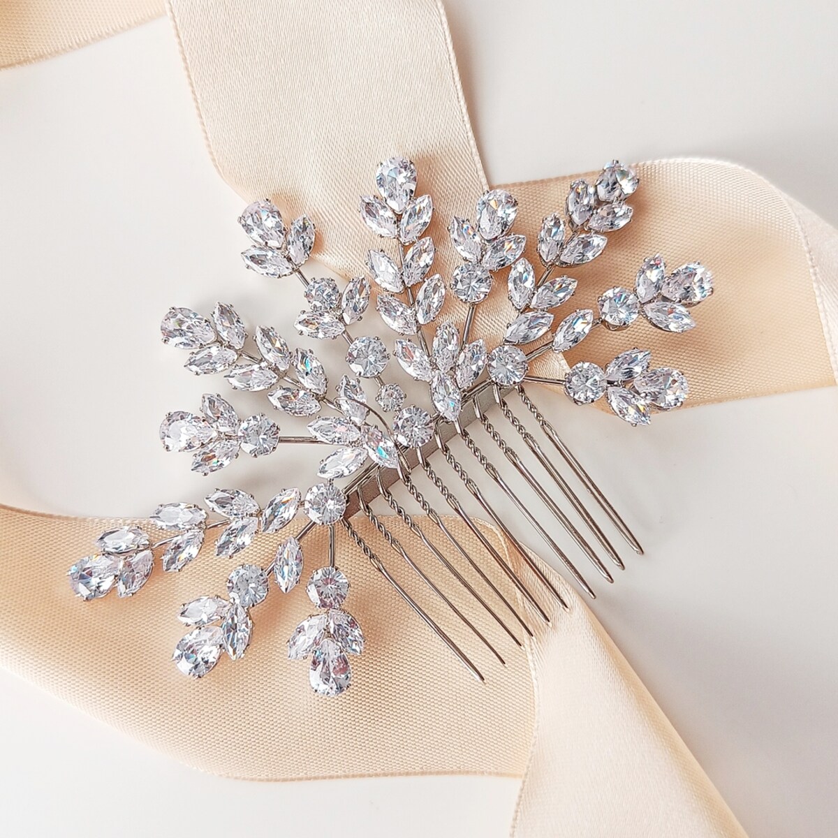 Srebrny ozdobny grzebyk z błyszczącymi gałązkami