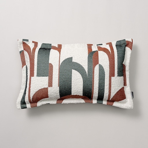 Poszewka Mona prostokątna 47x28 zielono-czerwony wzory na kremowym tle