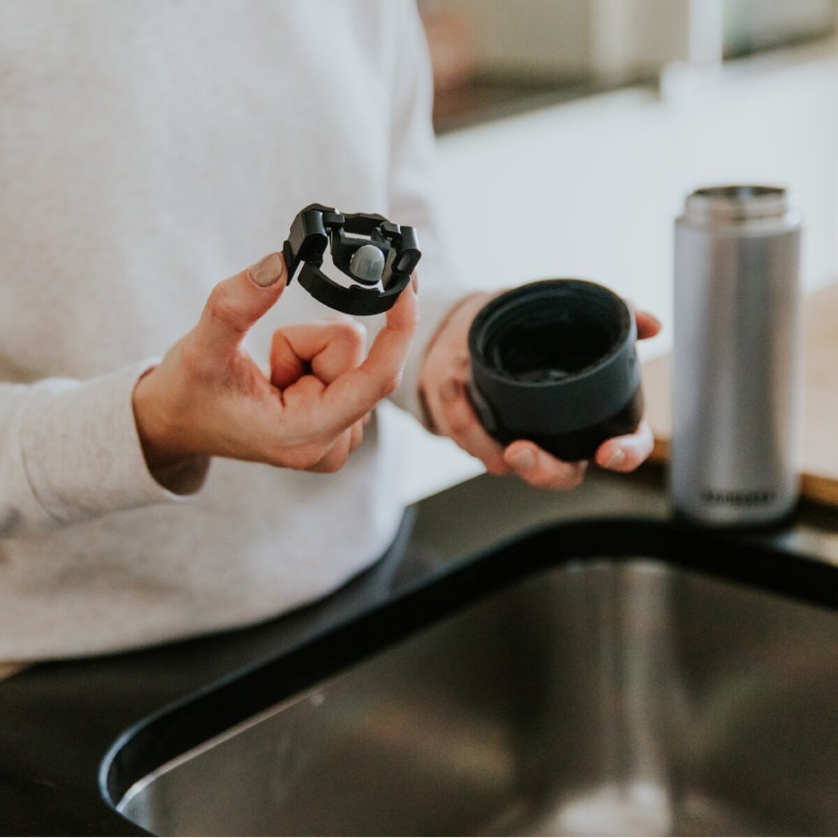 Nakrętka z suwakiem do kubków termicznych czarna, Kambukka