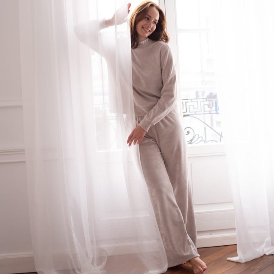 Welurowy zestaw beżowa bluza z koronką i spodnie - L