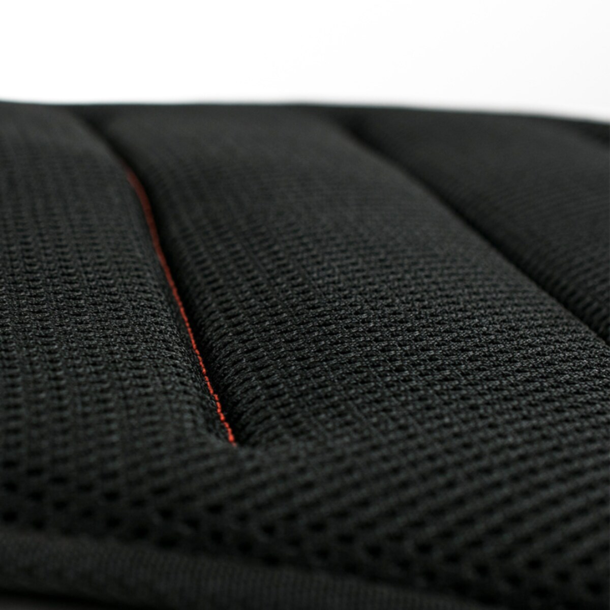 Odciążająca poduszka na fotel samochodowy AirDrive Classic czarna z czerwoną nitką