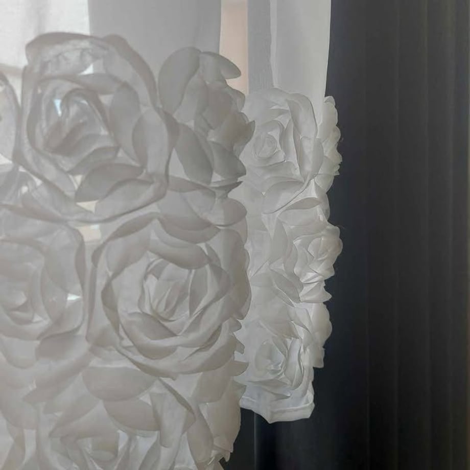 firana z szyfonu "roses" wyszywane róże | przelotka 400x140 cm biała | zdobiona aplikacją 3D w róże