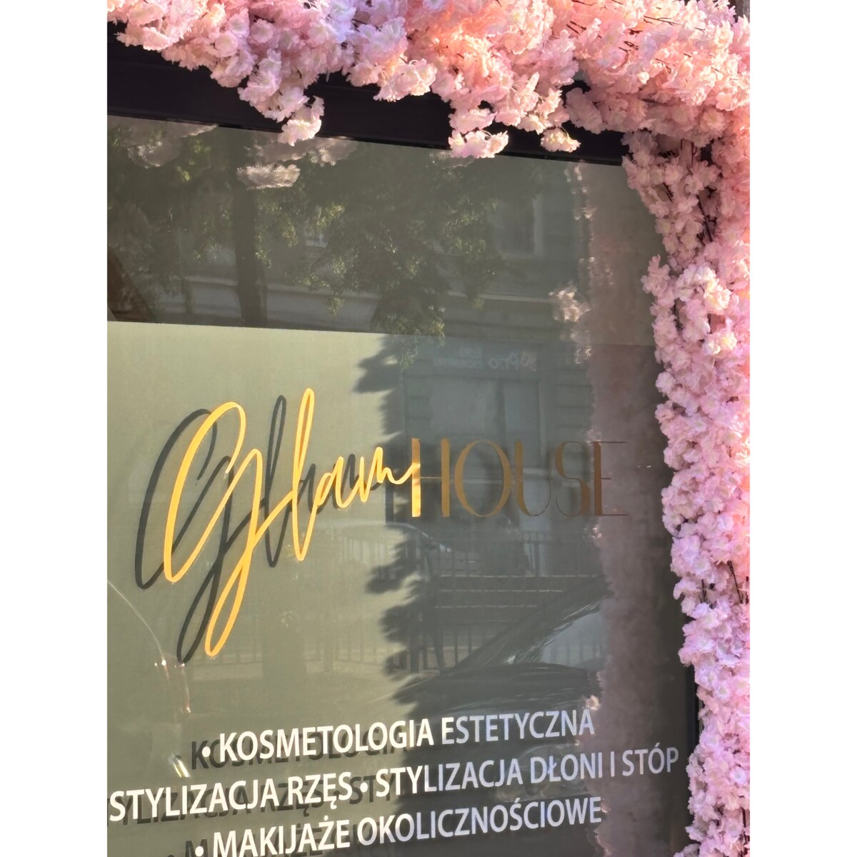 Instalacja/witryna z kwiatów jasny róż