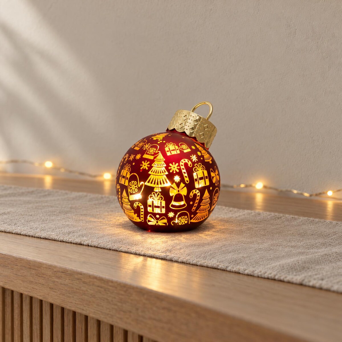 Bombka choinkowa szklana z oświetleniem LED, motyw prezentów, Ø 12 x 14 cm