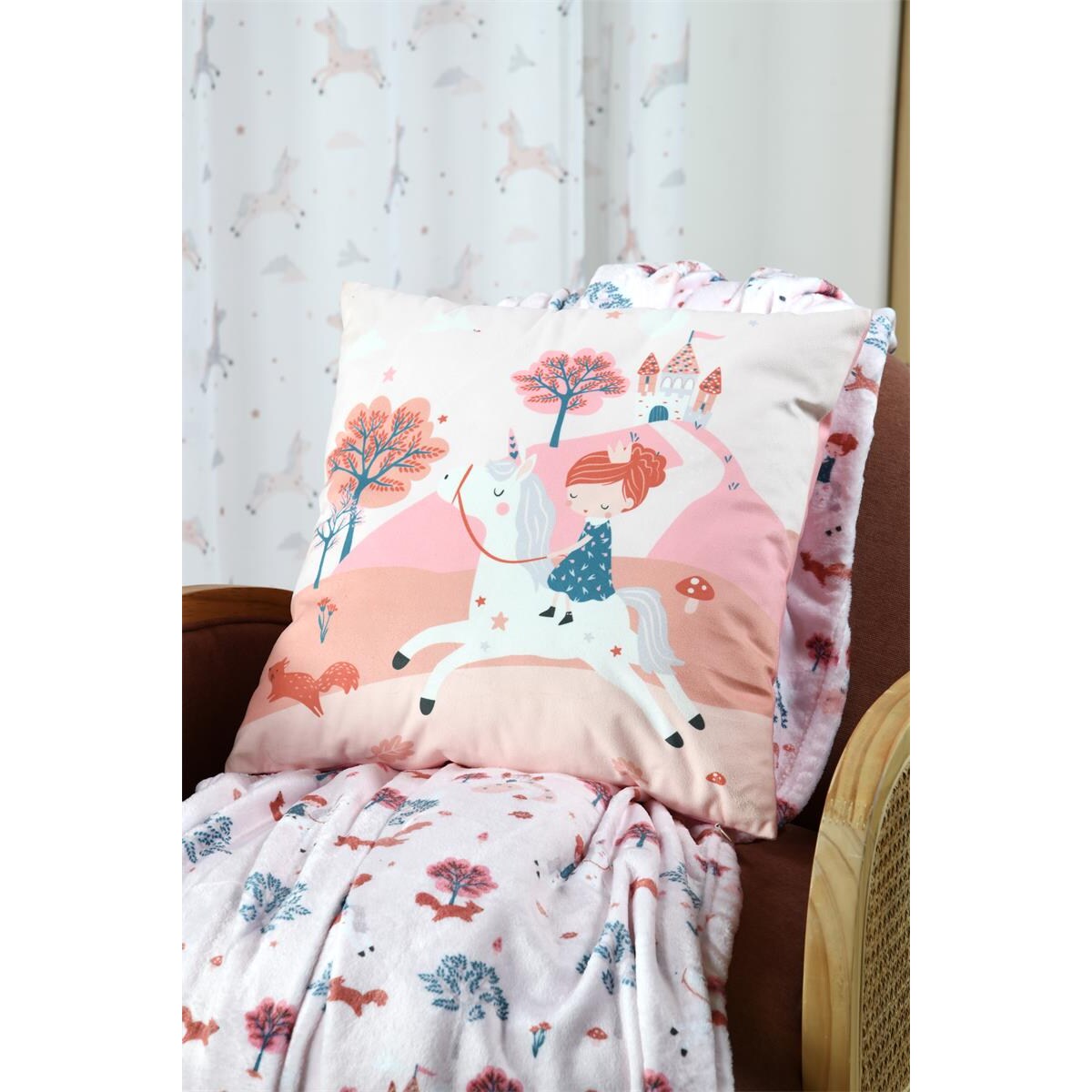 Poduszka dekoracyjna do pokoju dziecka CYRIELLE, różowa, 40 x 40 cm