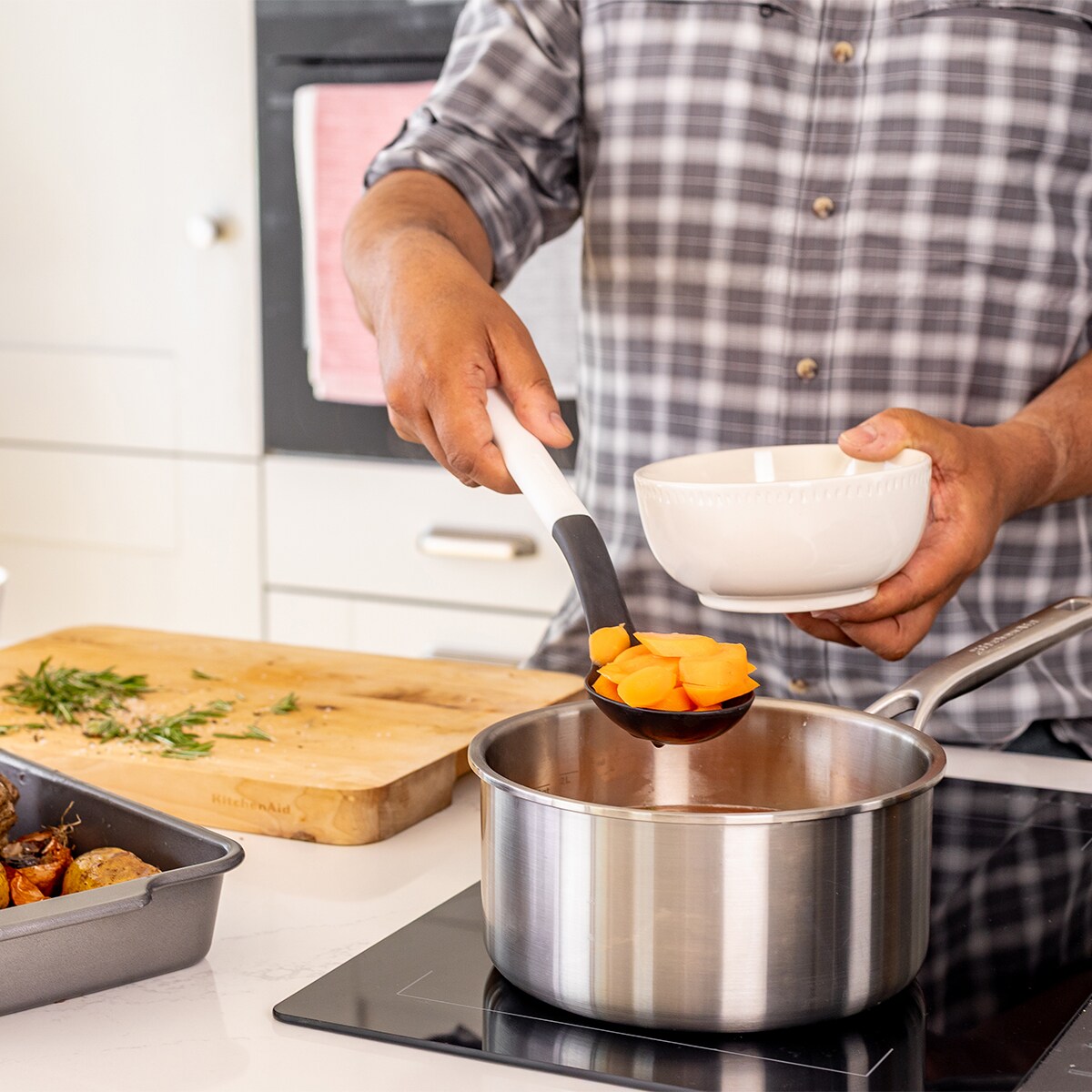 KitchenAid łyżka kuchenna z otworami Porcelain White