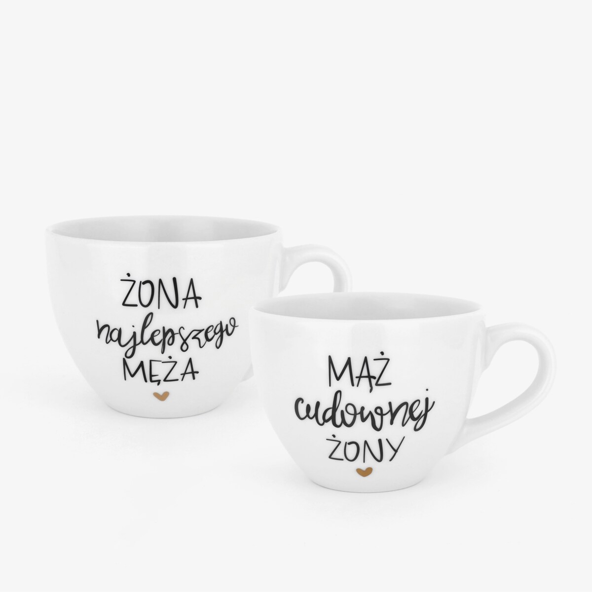 Zestaw 2 Białych Kubków Porcelanowych 500 ml - Napisy Mąż Cudownej Żony i Żona Najlepszego Męża z Motywem Złotego Serca na Walentynki dla Pary