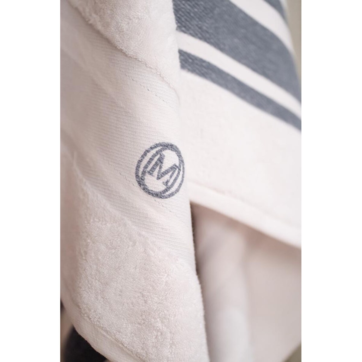 Ręcznik kąpielowy 70 x 140 cm (szary) Monogram Linea OFFICINE Monogram