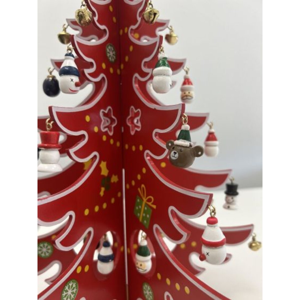 Drewniana choinka z zawieszkami czerwona, 25.8 x 31.2 x 3.5 cm, Timstor