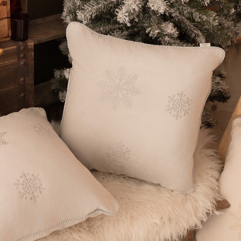 Welurowa srebrna poduszka zimowa Snowflake V 45x45cm
