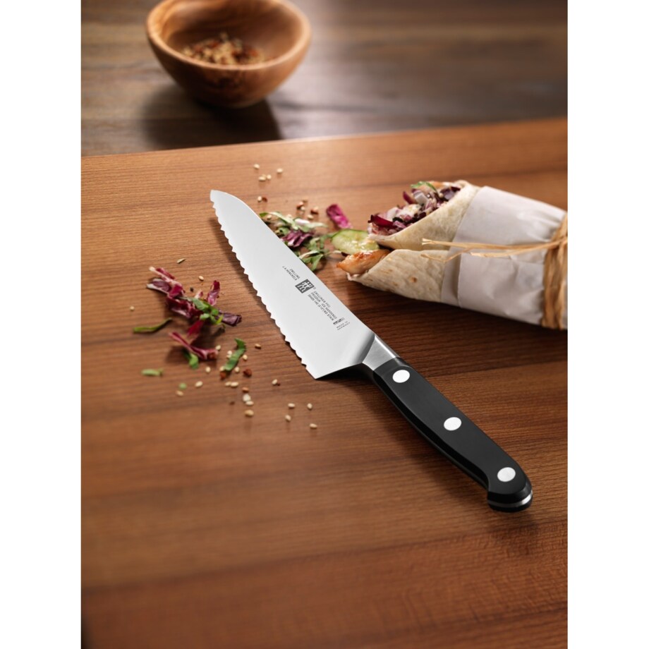 Kompaktowy nóż szefa kuchni z ząbkami Zwilling Pro - 14 cm