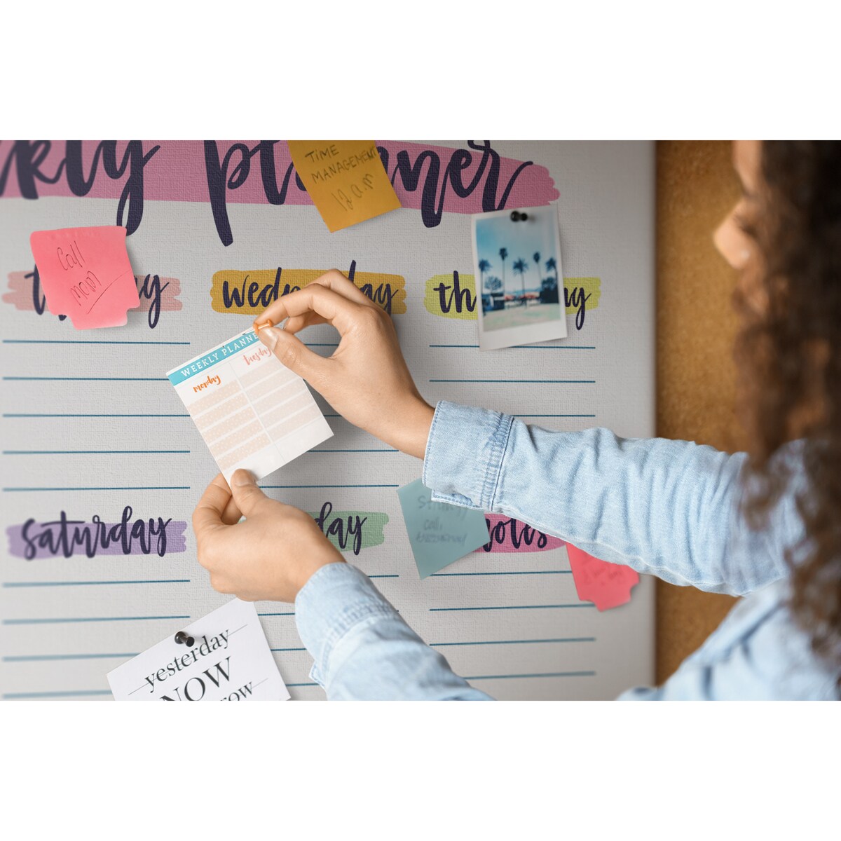 Tablica korkowa Planer tygodniowy 120x80cm - kolorowe pinezki