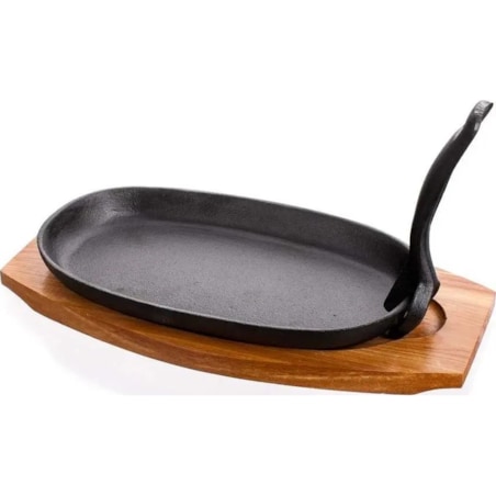 żeliwna patelnia talerz na desce serwowanie mięso warzywa kolacja obiad box