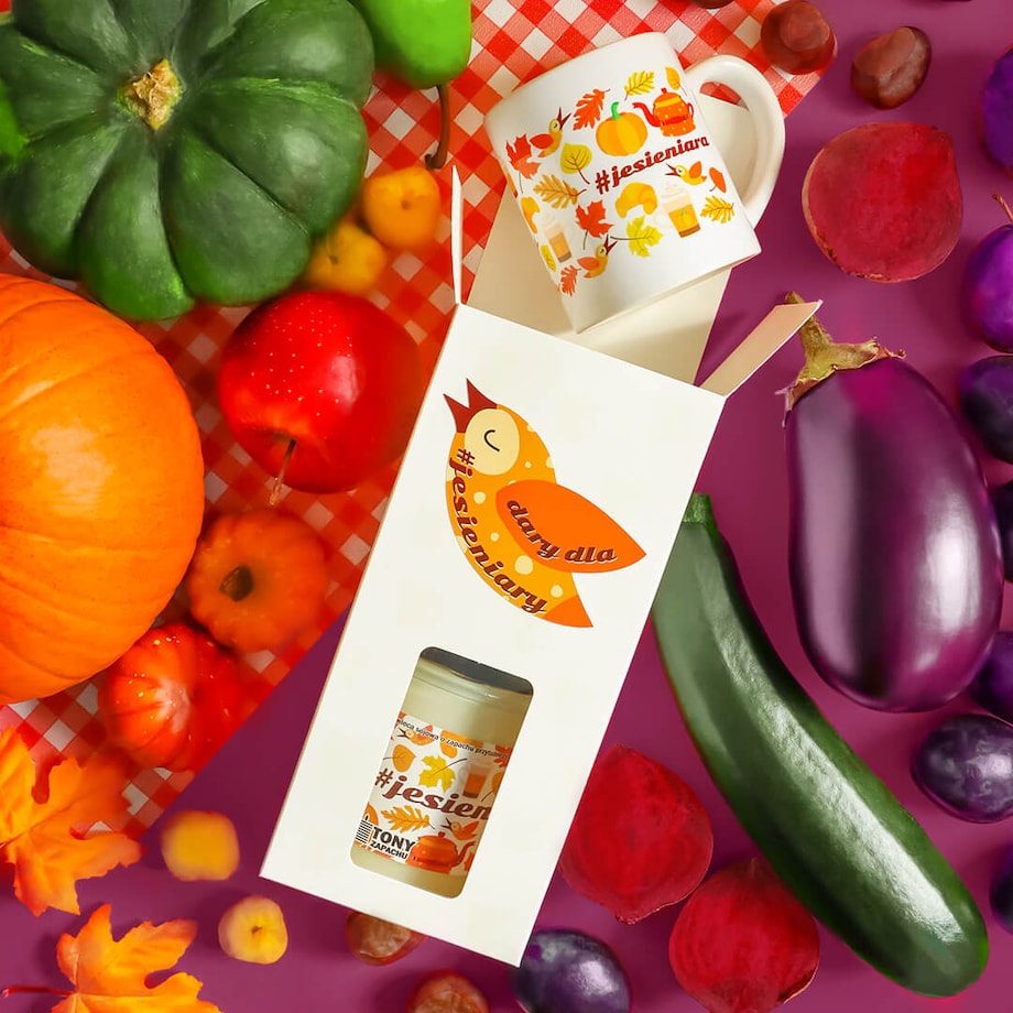 Zestaw Dary dla #Jesieniary - w skład wchodzi piękny kolorowy kubek #Jesieniara oraz świeca sojowa #Jesieniara, świetny upominek na chłodne wieczory