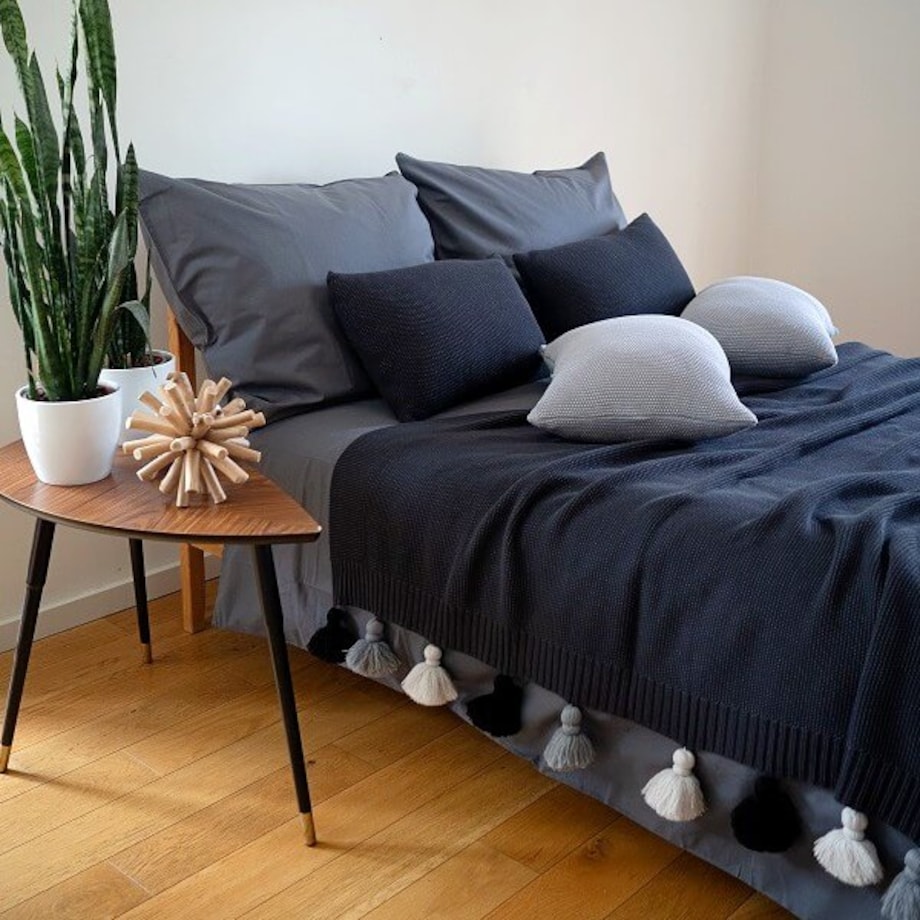 Narzuta z frędzlami grafitowa 155 x 240 cm