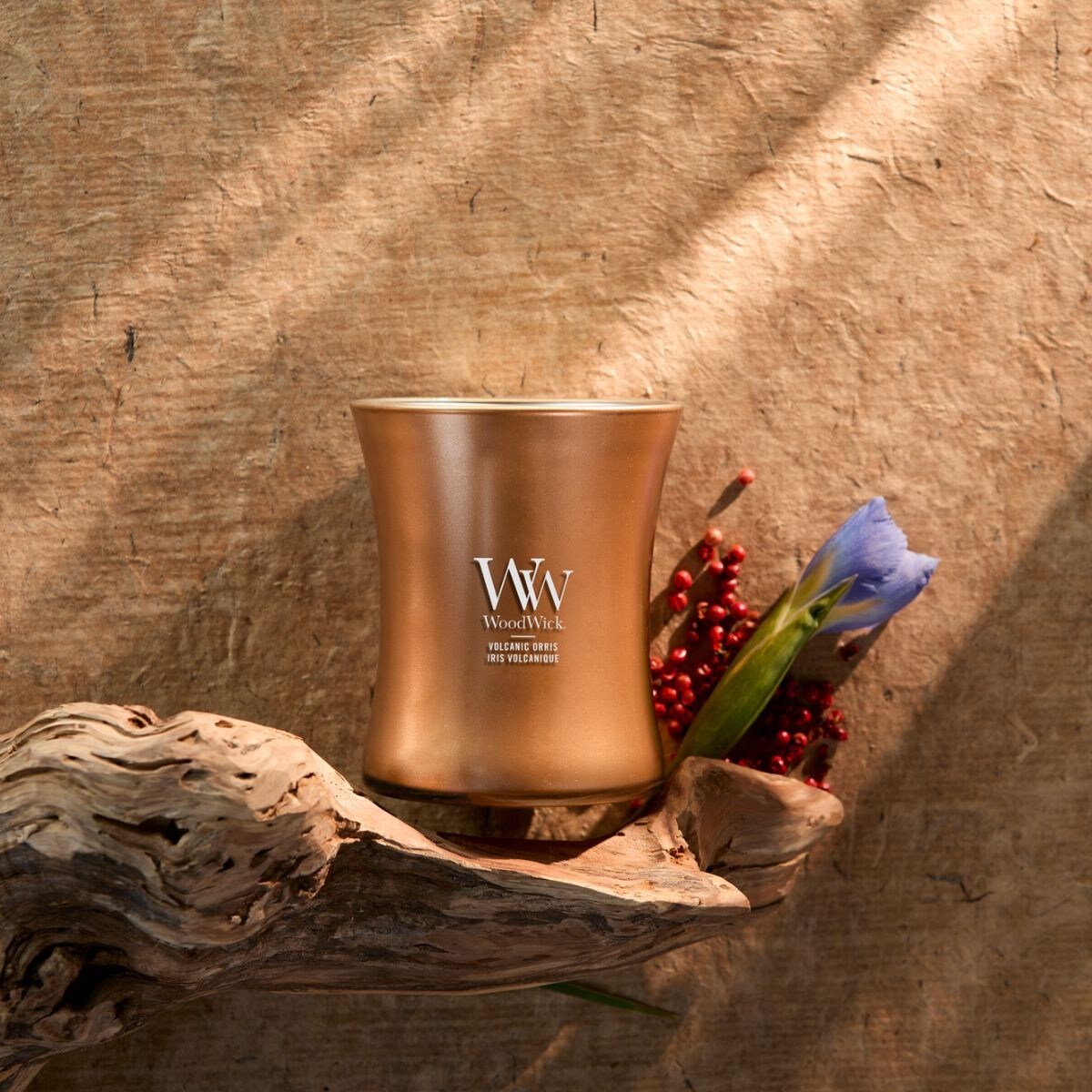 WoodWick świeca średnia VOLCANIC ORRIS