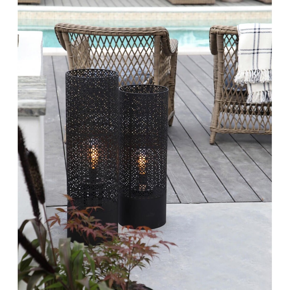 Podłogowa lampa ażurowa Maison metalowa okrągła czarna