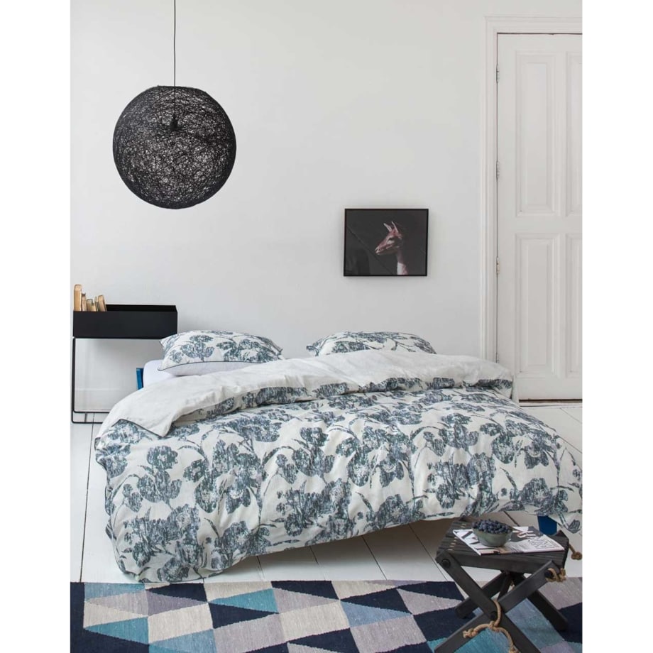 Ekskluzywna szara pościel z satyny bawełnianej w malowane niebieskie kwiaty, poszewki dekoracyjne, pościel w kwiaty, Esprit, 155 x 220 cm