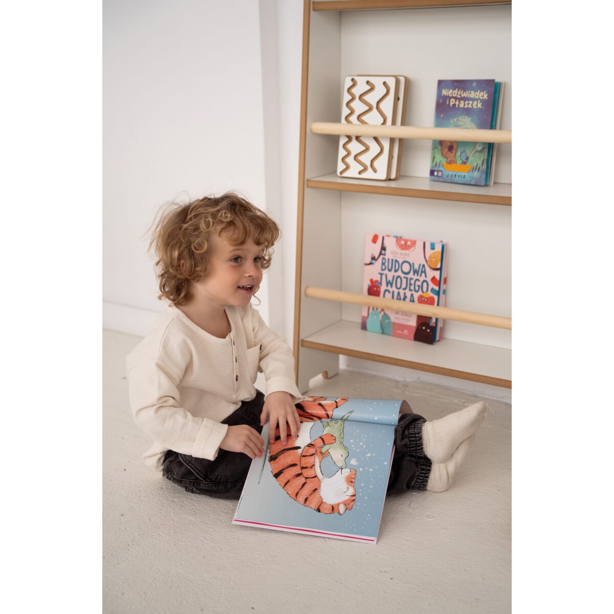 SLIM - wąska biblioteczka do ściany