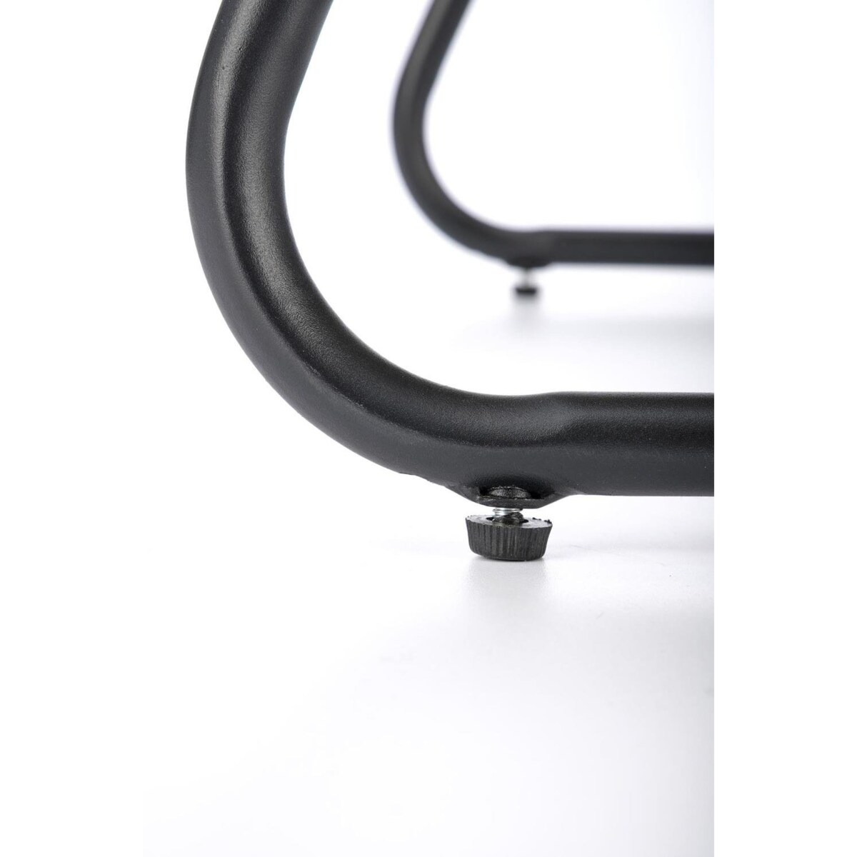 FOTEL RATTANOWY Vasari czarna poduszka NA PŁOZACH stalowych