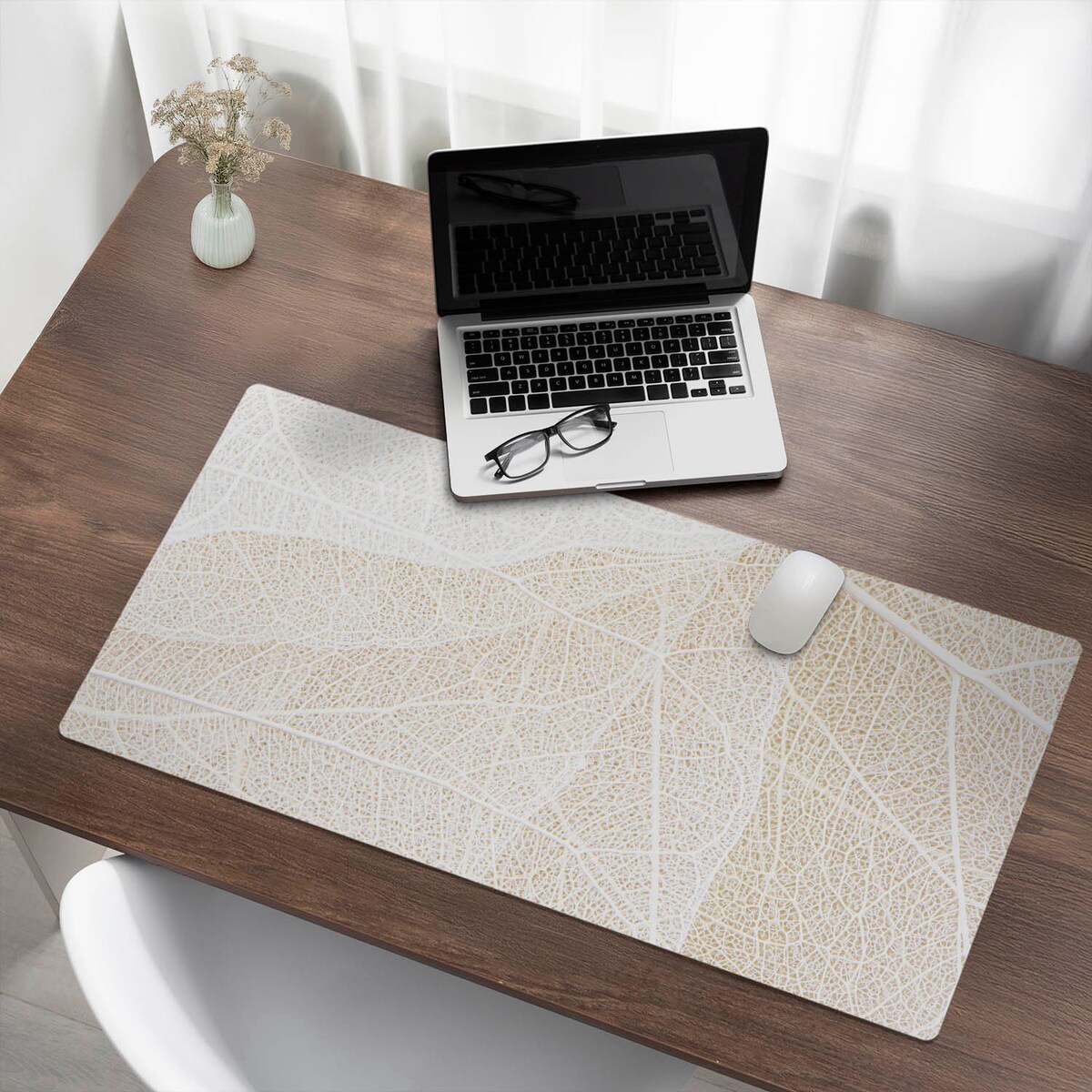 Beżowa mata na biurko Liść w delikatnym wzorze, 100x50 cm