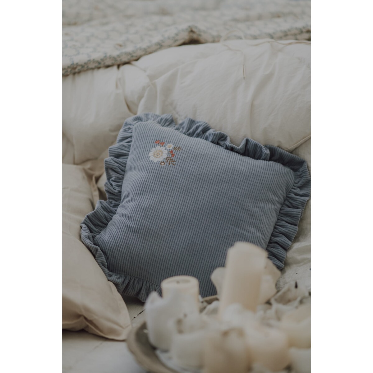 Poduszka dekoracyjna sztruksowa z falbanką blue