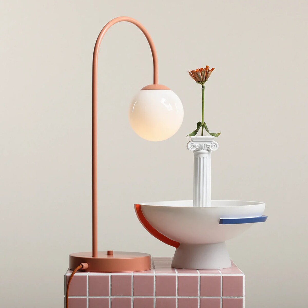 Biurkowa lampka Una 1116B11 Aldex szklana metalowa kula koralowy