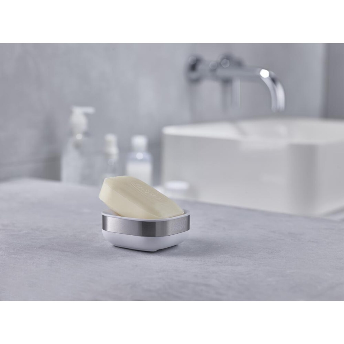 Mydelniczka biało-stalowa Slim, 4 x 8 x 9 cm, Joseph Joseph