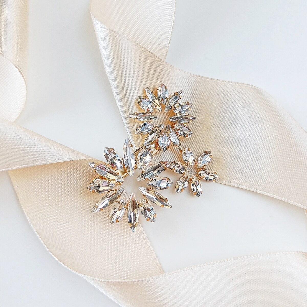 Złota spinka cyrkoniowe koła kwiaty