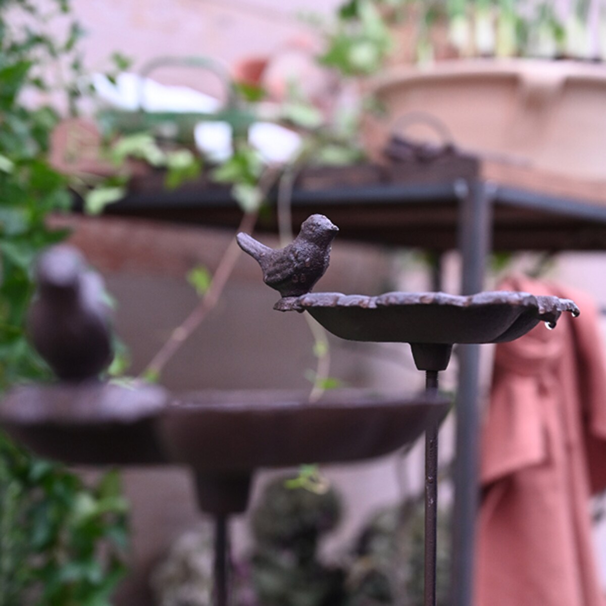 POIDEŁKO DLA PTAKÓW ŻELIWNE karmnik dla ptaków z figurką dekoracja ozdoba