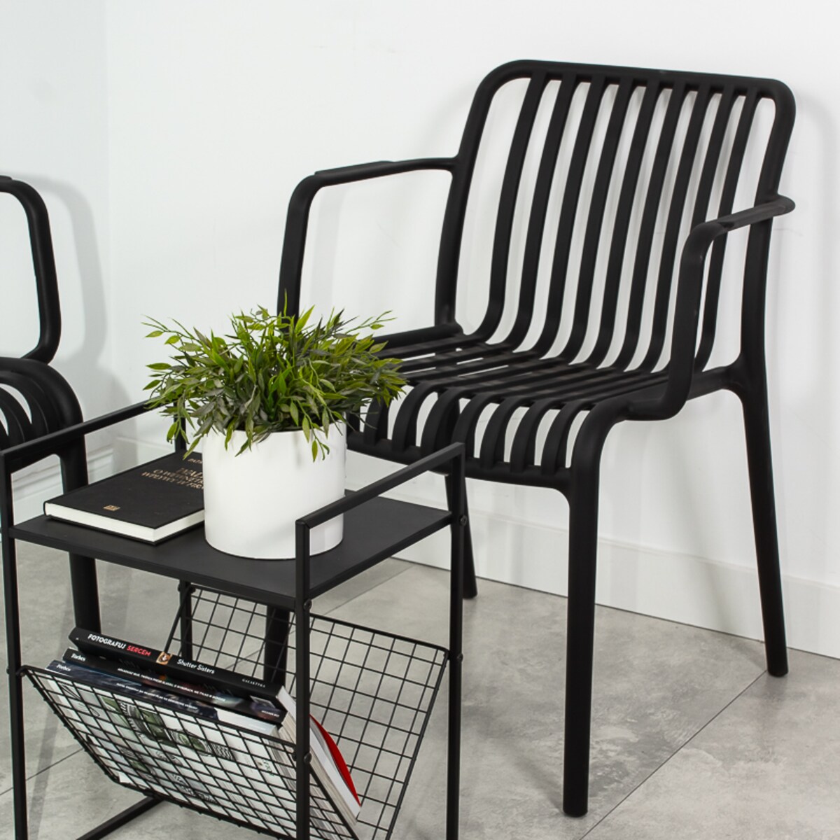 Krzesło plastikowe do salonu na balkon taras czarne nowoczesne z oparciem