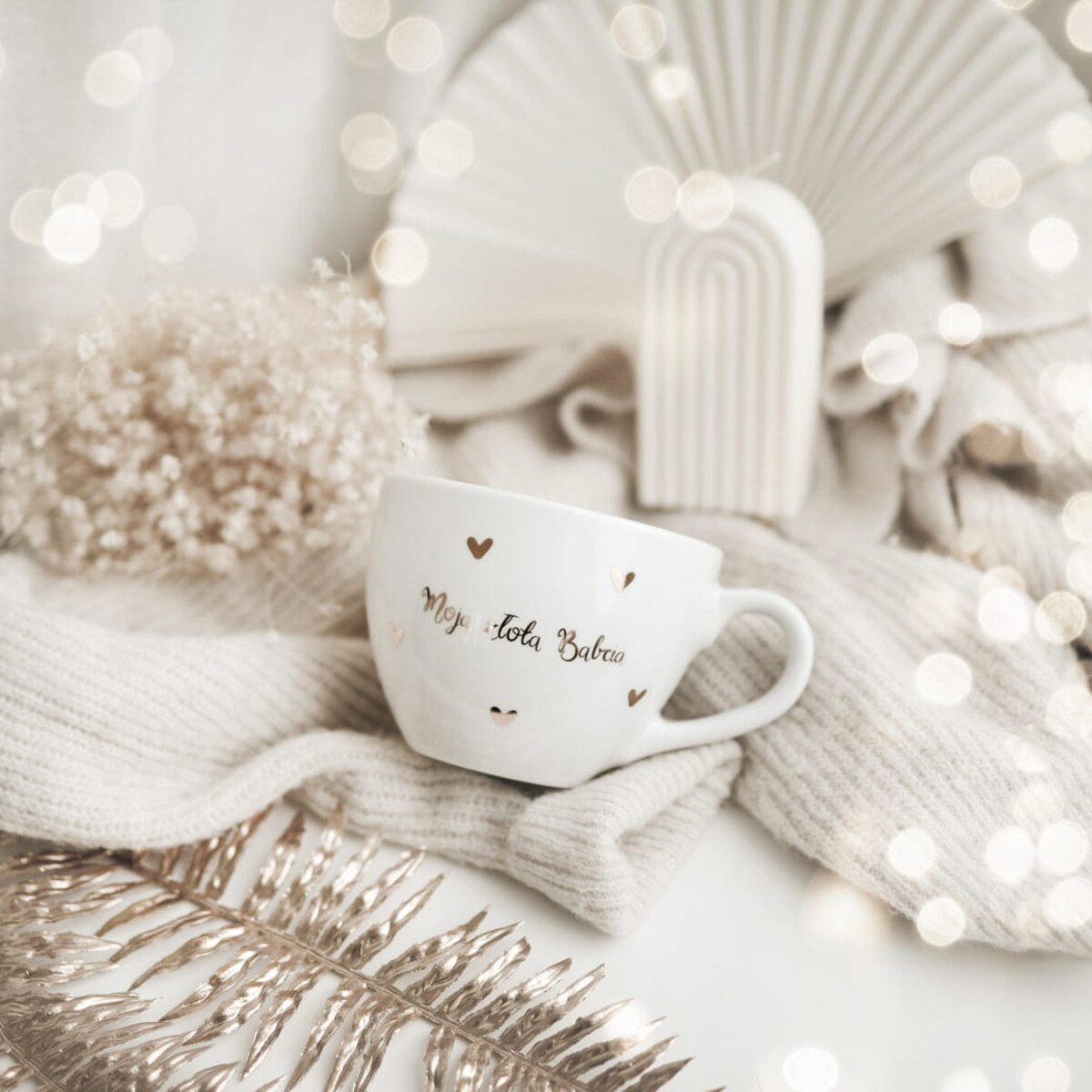 Biały kubek porcelanowy 500 ml - motyw złotych serduszek z napisem moja złota babcia dla babci na Dzień Babci