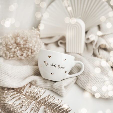 Biały kubek porcelanowy 500 ml - motyw złotych serduszek z napisem moja złota babcia dla babci na Dzień Babci