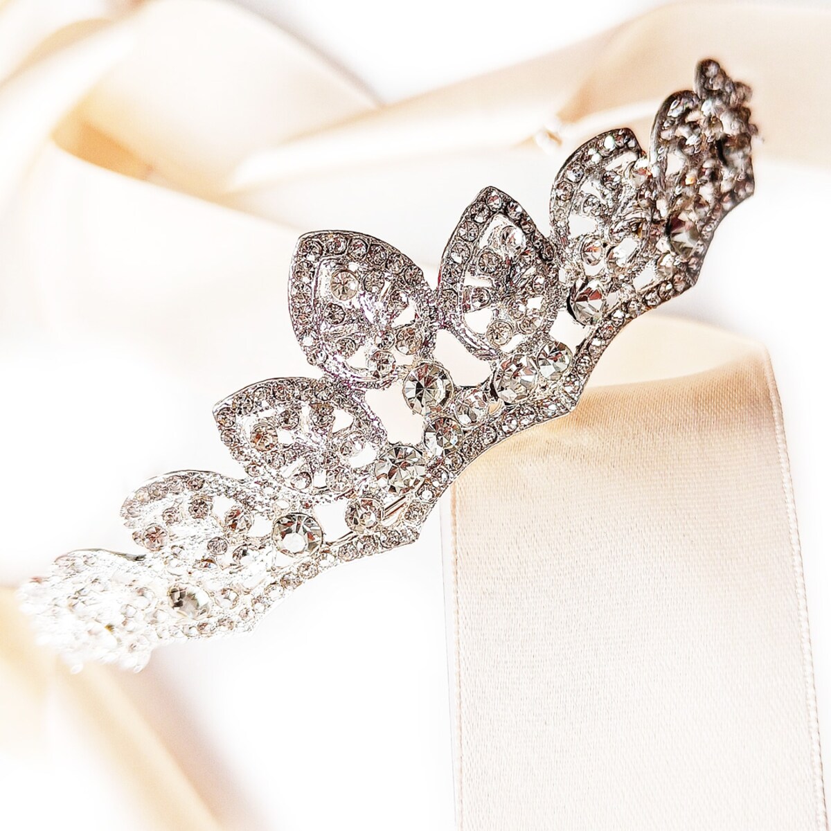 Srebrna korona z cyrkoniami elegancka