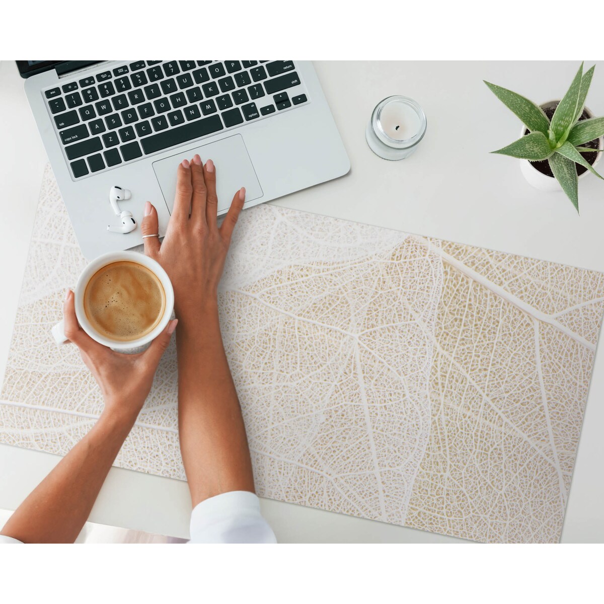 Beżowa mata na biurko Liść w delikatnym wzorze, 90x45 cm